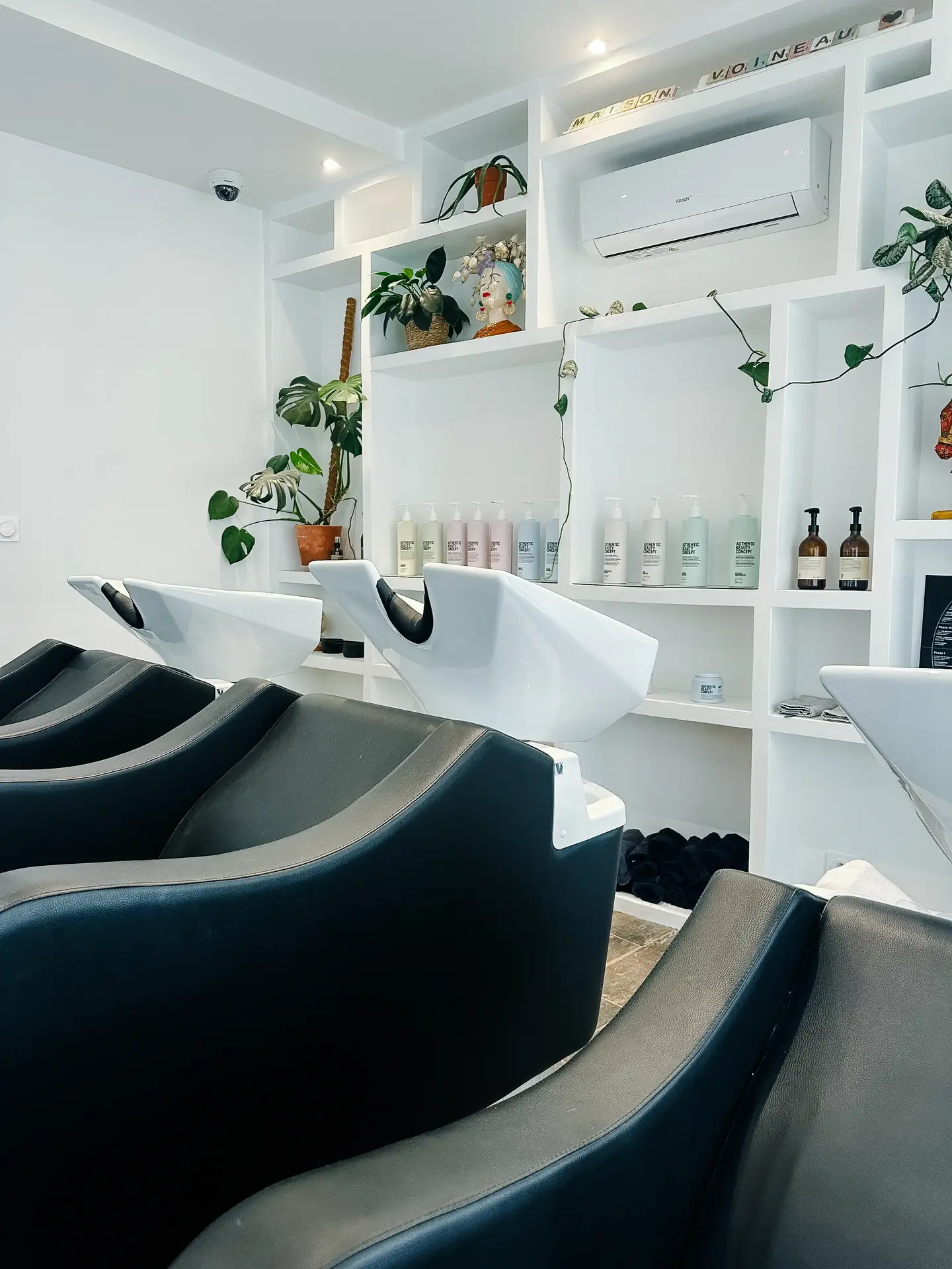 Intérieur du salon de coiffure Maison Voineau, centre-ville Angers