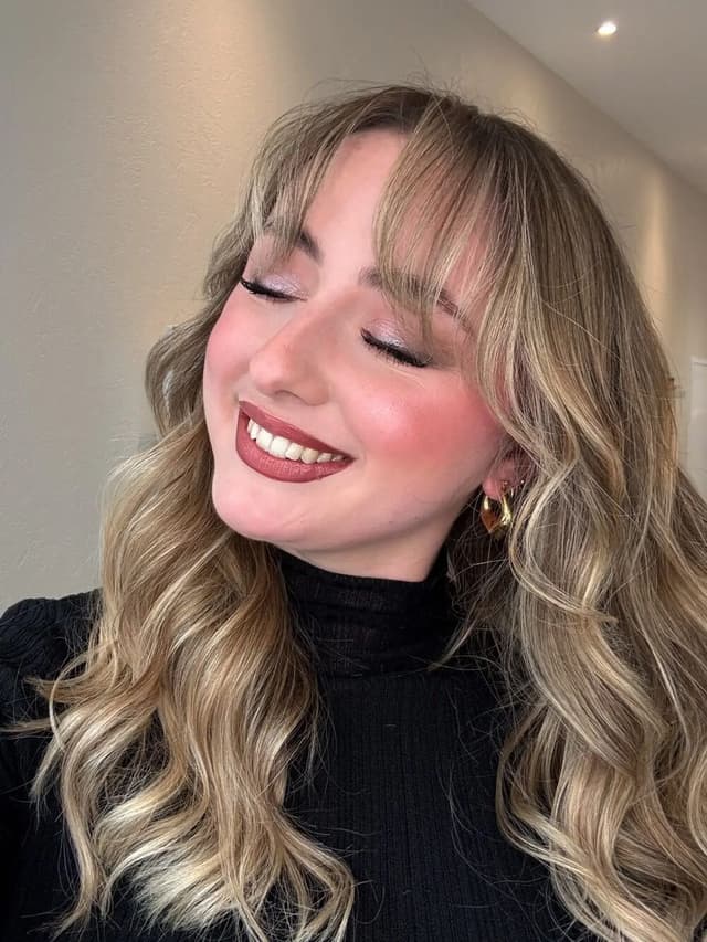 Maquillage et coiffure ondulée au salon Maison Voineau
