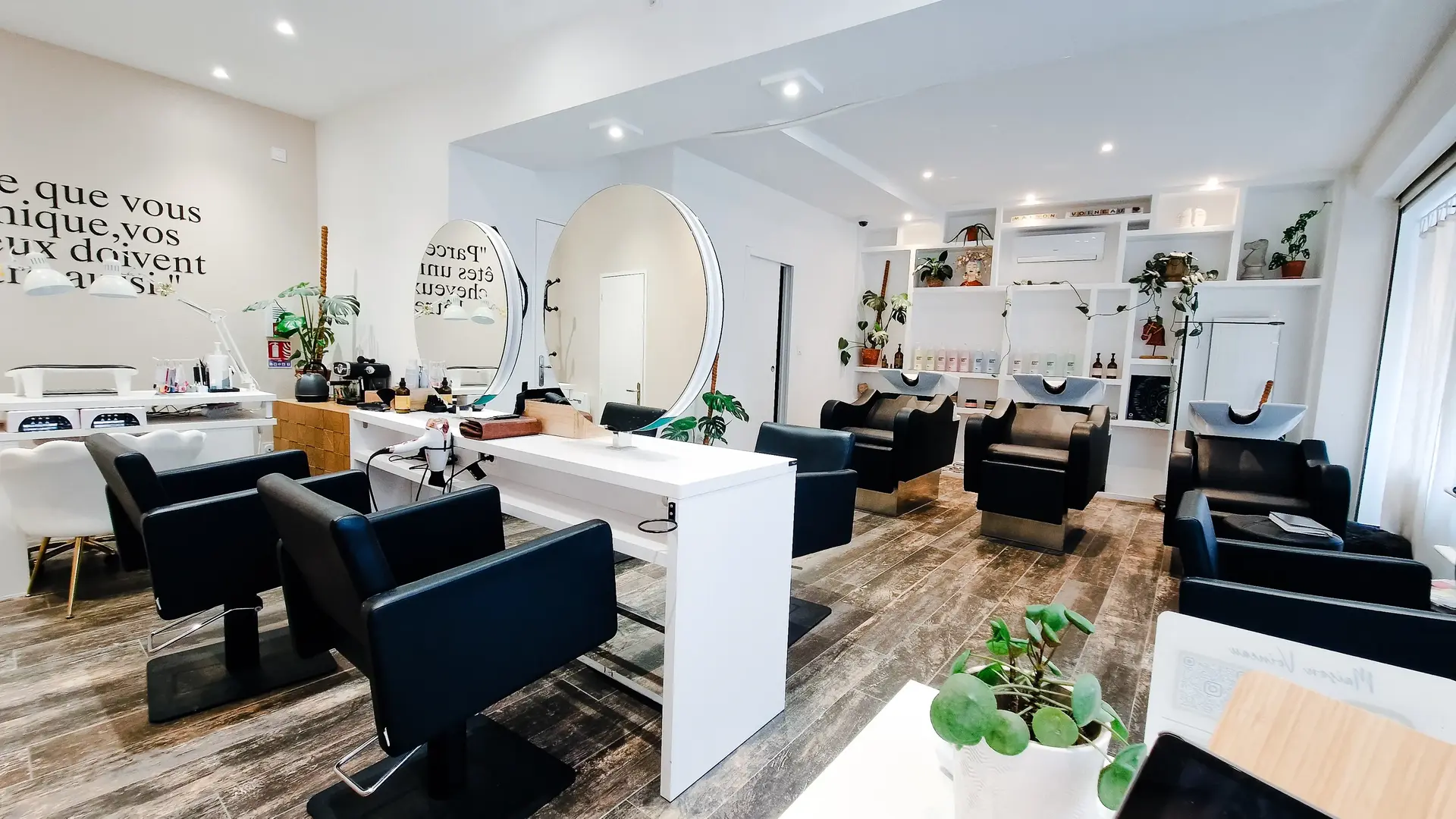 Intérieur du salon de coiffure Maison Voineau à Angers